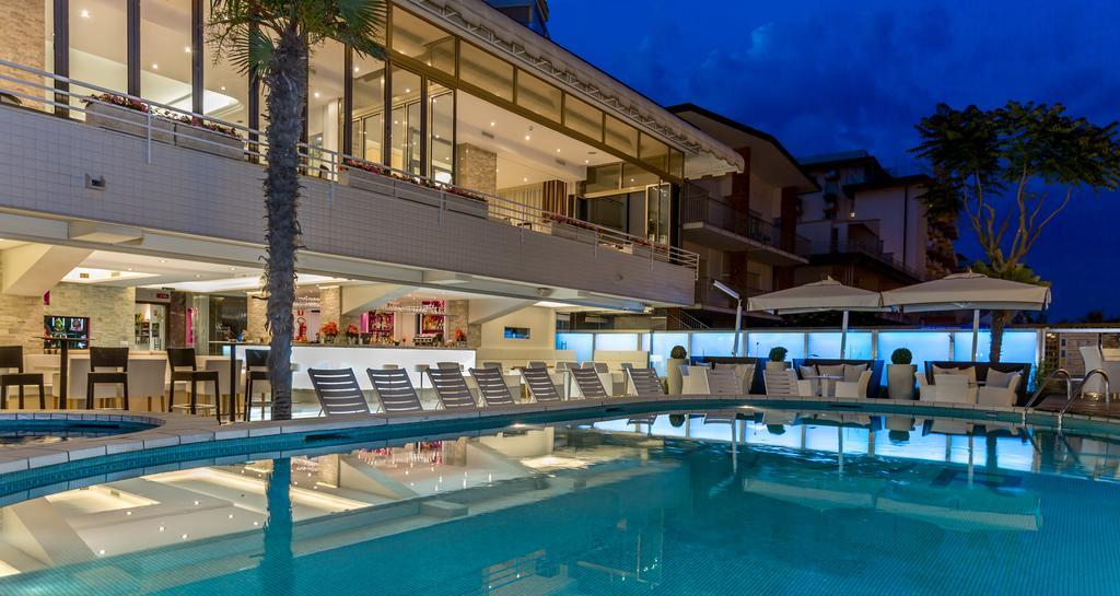 Hotel Rivamare Lido di Jesolo Buitenkant foto